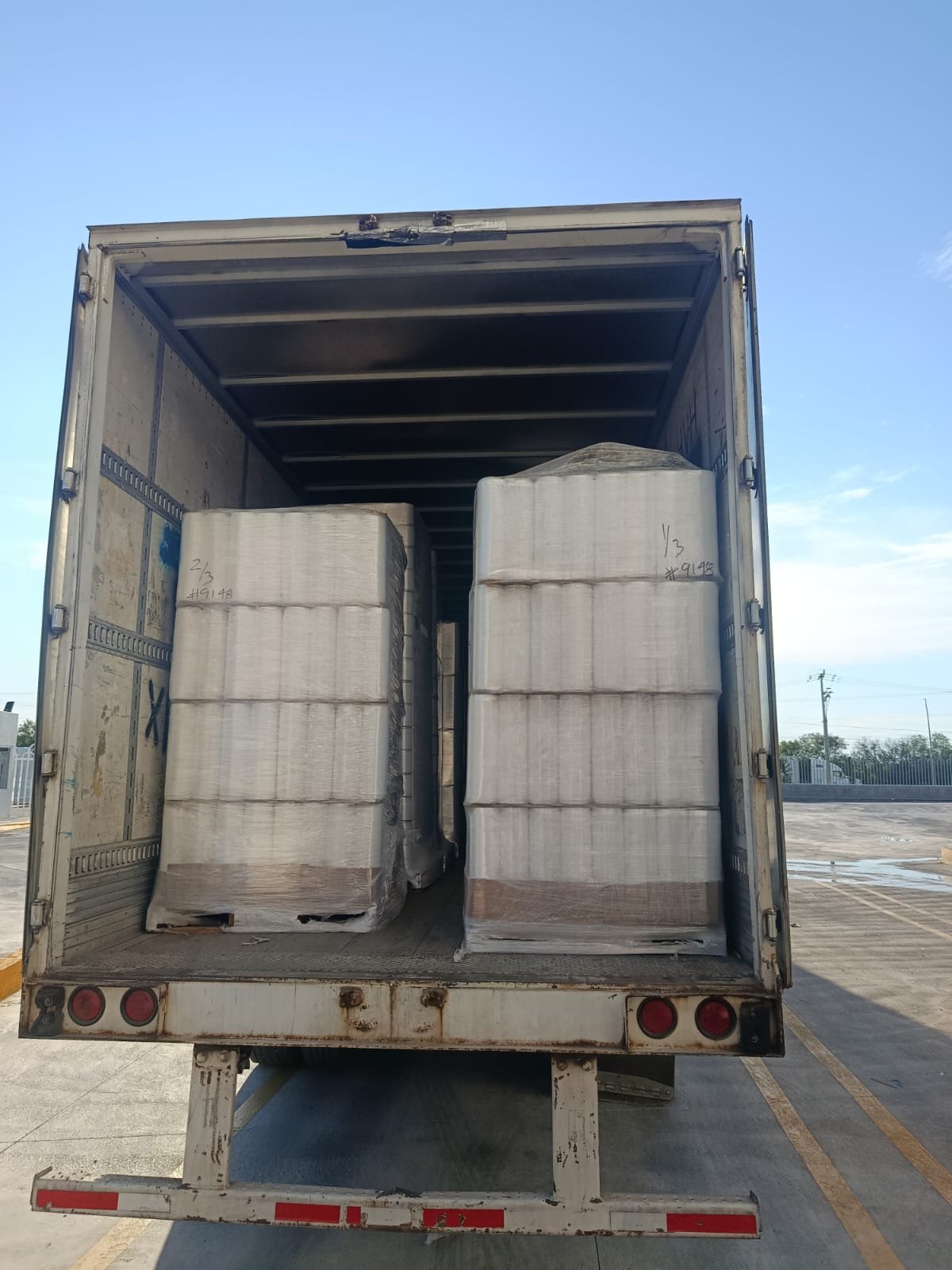 Caja abierta con pallets listos para entrega