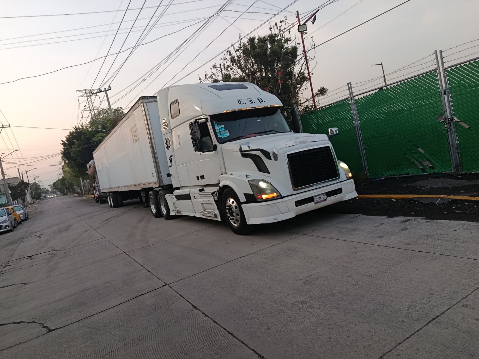 Tractocamión en ruta urbana